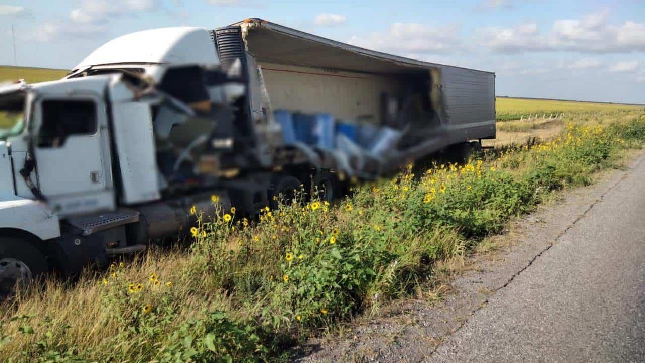 Choca tráiler en la carretera de Matamoros, transportaba perros y gatos muertos