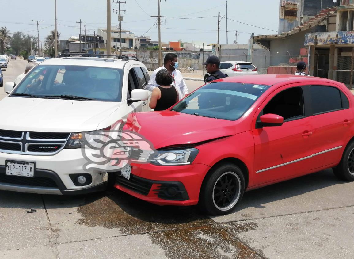 Vehículos particulares chocan sobre el malecón de Coatzacoalcos