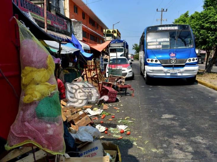 Comerciantes se apoderan banquetas y calles en la avenida Hidalgo