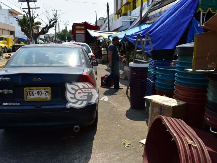 Comerciantes se apoderan banquetas y calles en la avenida Hidalgo