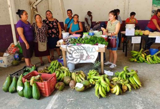 Instalan carranceños  tianguis de Sembrando vida