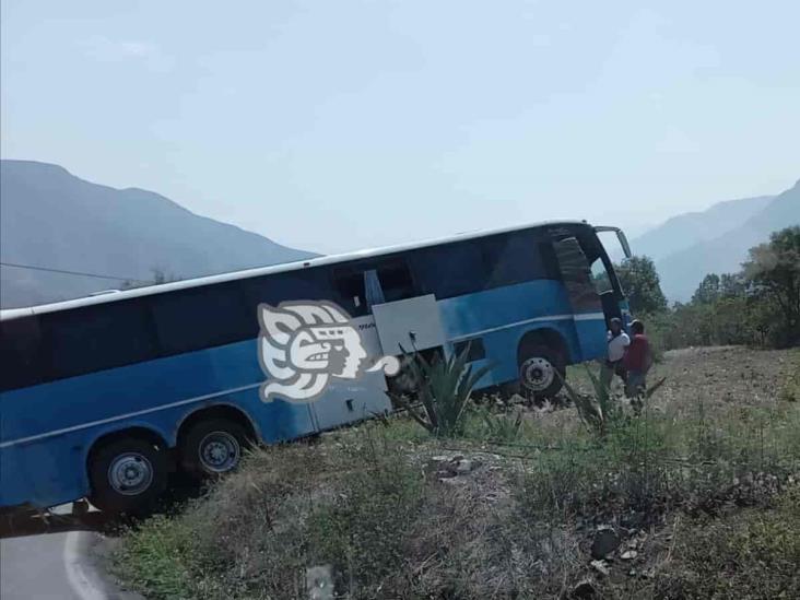 Autobús de turismo se quedó sin frenos en la Orizaba-Tehuacán