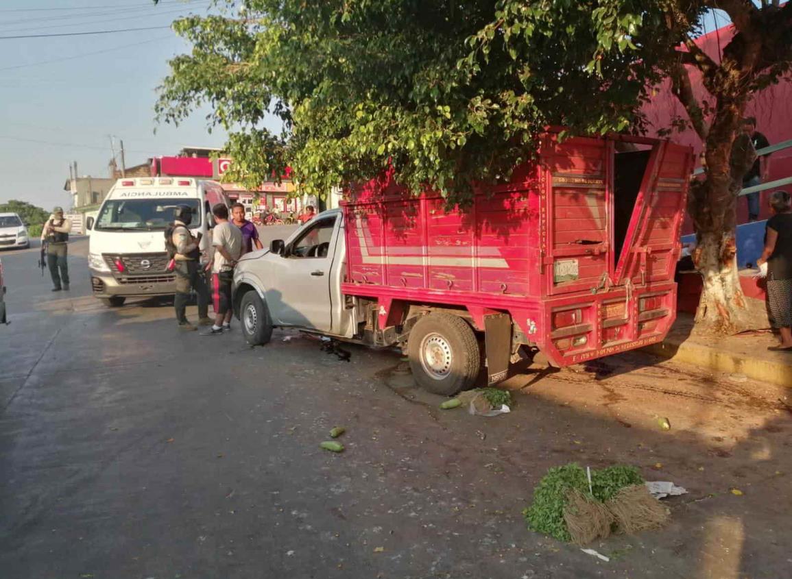 Pierde el control de su camioneta y arrolla a una joven contadora de Sayula