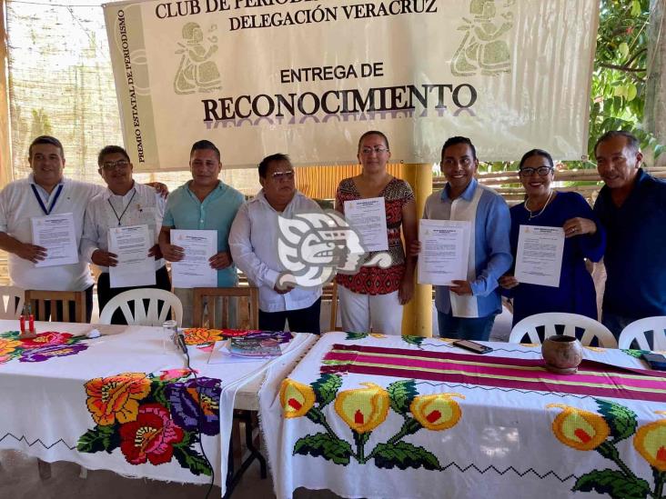 Reconocen labor de activista LGBT+ en premio estatal de periodismo