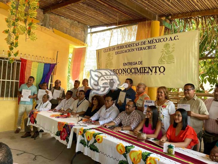 Reconocen labor de activista LGBT+ en premio estatal de periodismo