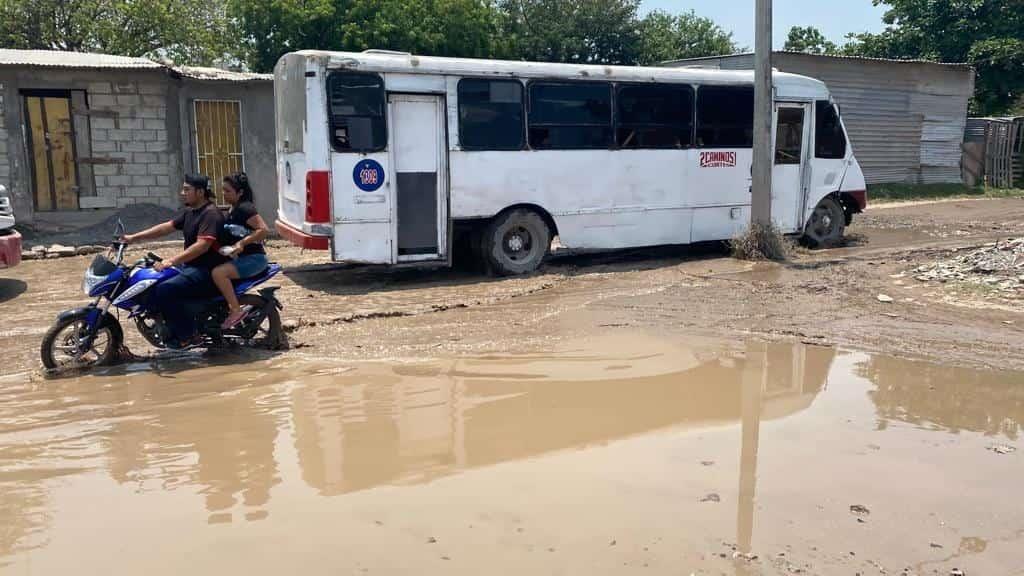 Reportan vecinos calle inundada en Dos Caminos