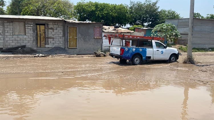 Reportan vecinos calle inundada en Dos Caminos