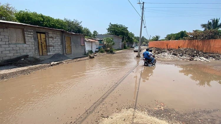 Reportan vecinos calle inundada en Dos Caminos