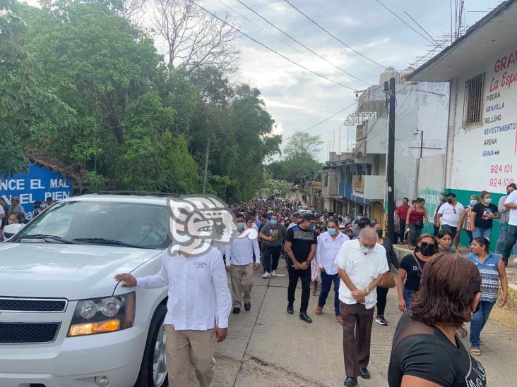 Entre llanto, porras y suplicas de justicia, despiden a Nagasaki en Acayucan