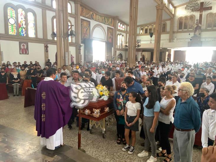 Entre llanto, porras y suplicas de justicia, despiden a Nagasaki en Acayucan