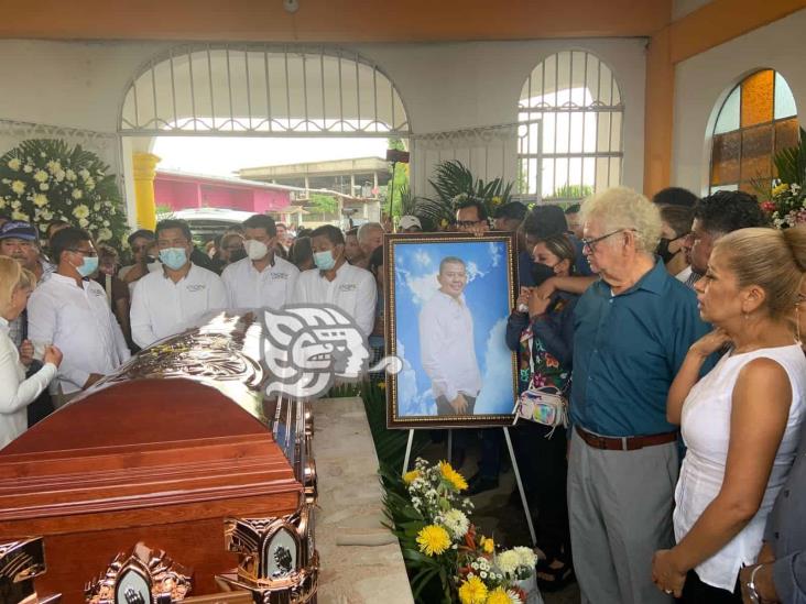 Entre llanto, porras y suplicas de justicia, despiden a Nagasaki en Acayucan