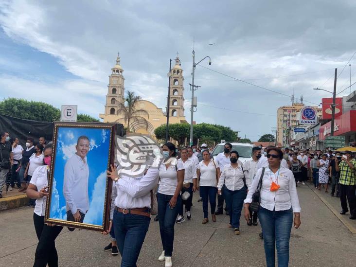 Entre llanto, porras y suplicas de justicia, despiden a Nagasaki en Acayucan