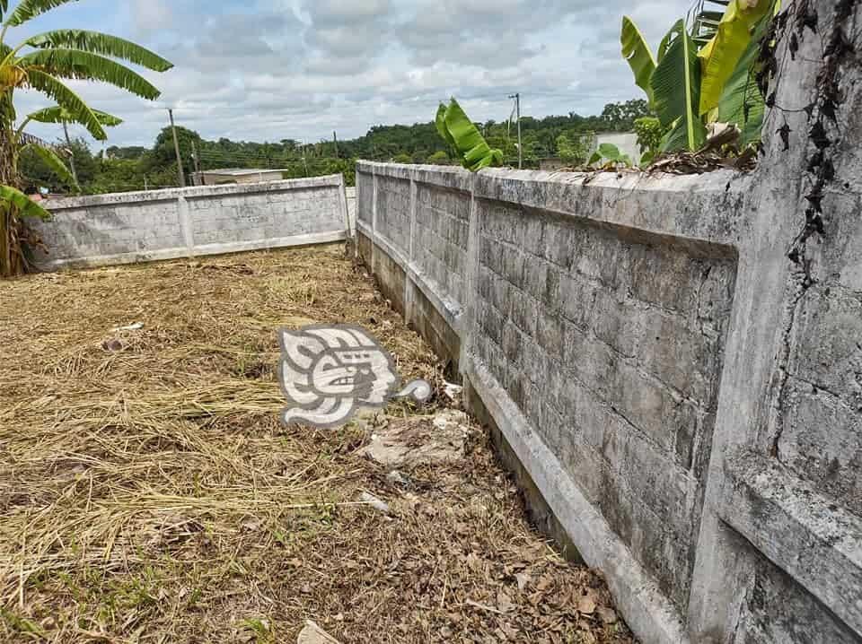 Ante riesgo de colapso tiran tramo de barda en primaria de Cuichapa