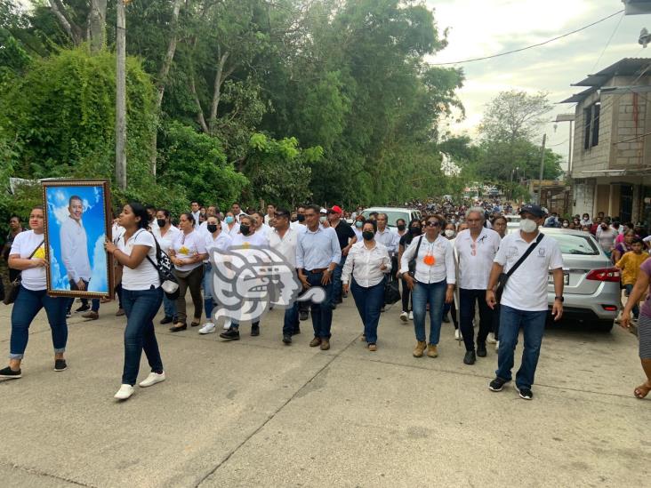 Entre llanto, porras y suplicas de justicia, despiden a Nagasaki en Acayucan