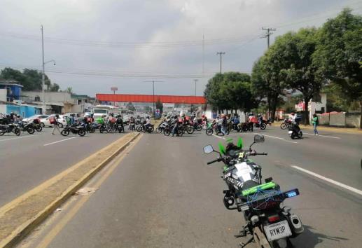 Motorrepartidores bloquean salida de Xalapa hacia México