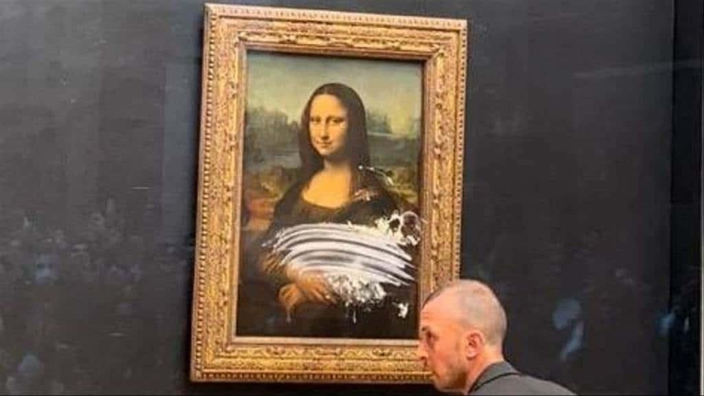 Atacan con pastel a La Mona Lisa de Leonardo da Vinci