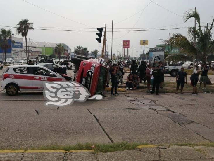 Movilización en Coatzacoalcos por disparos y aparatosa volcadura