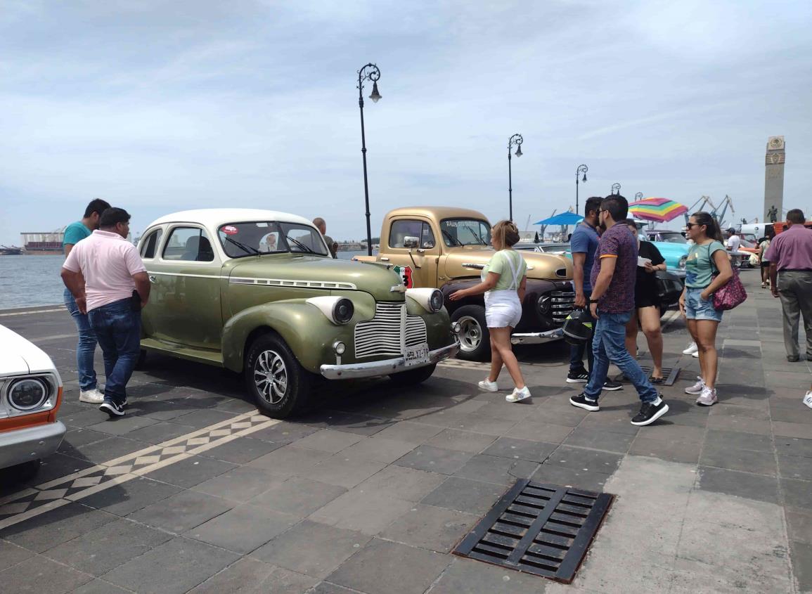 Realizan exhibición de autos clásicos