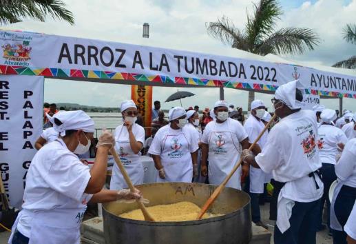 Realizan Arroz a la tumbada más grande del mundo por fiestas de Alvarado