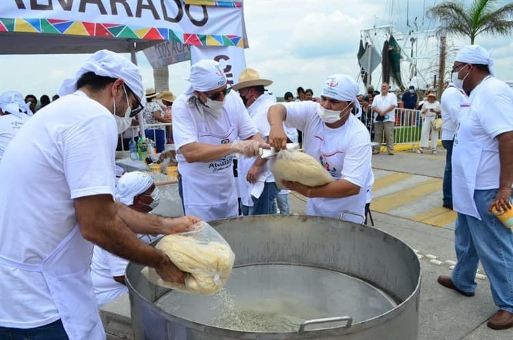 Realizan Arroz a la tumbada más grande del mundo por fiestas de Alvarado