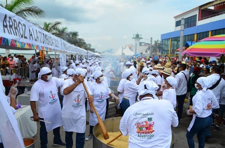 Realizan Arroz a la tumbada más grande del mundo por fiestas de Alvarado