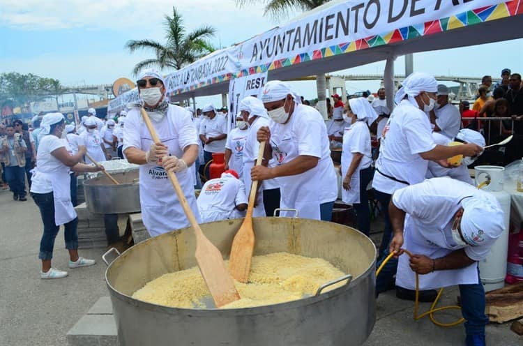 Realizan Arroz a la tumbada más grande del mundo por fiestas de Alvarado