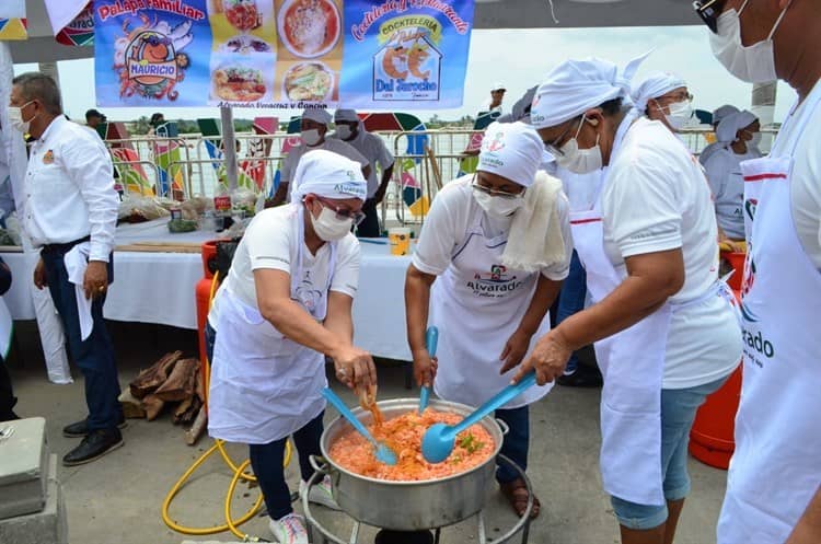 Realizan Arroz a la tumbada más grande del mundo por fiestas de Alvarado