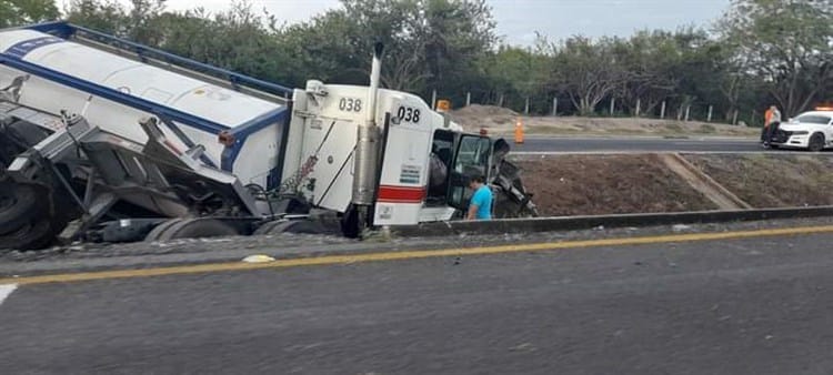 Vuelca tráiler cargado con sustancias tóxicas sobre la autopista Córdoba-Veracruz