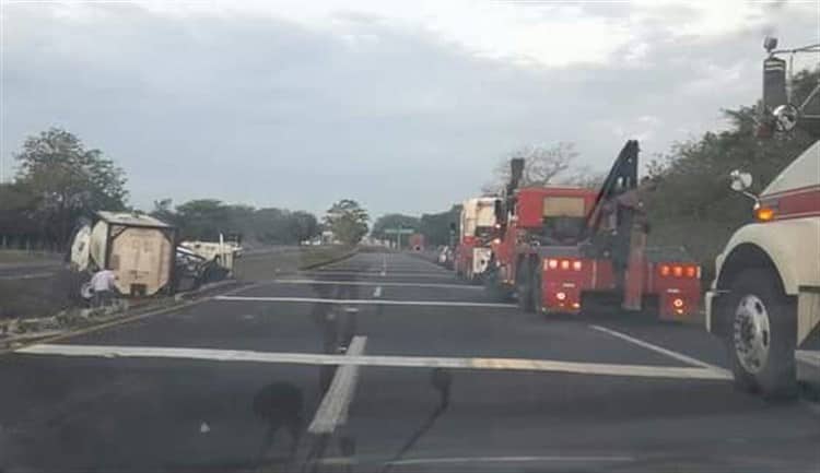 Vuelca tráiler cargado con sustancias tóxicas sobre la autopista Córdoba-Veracruz