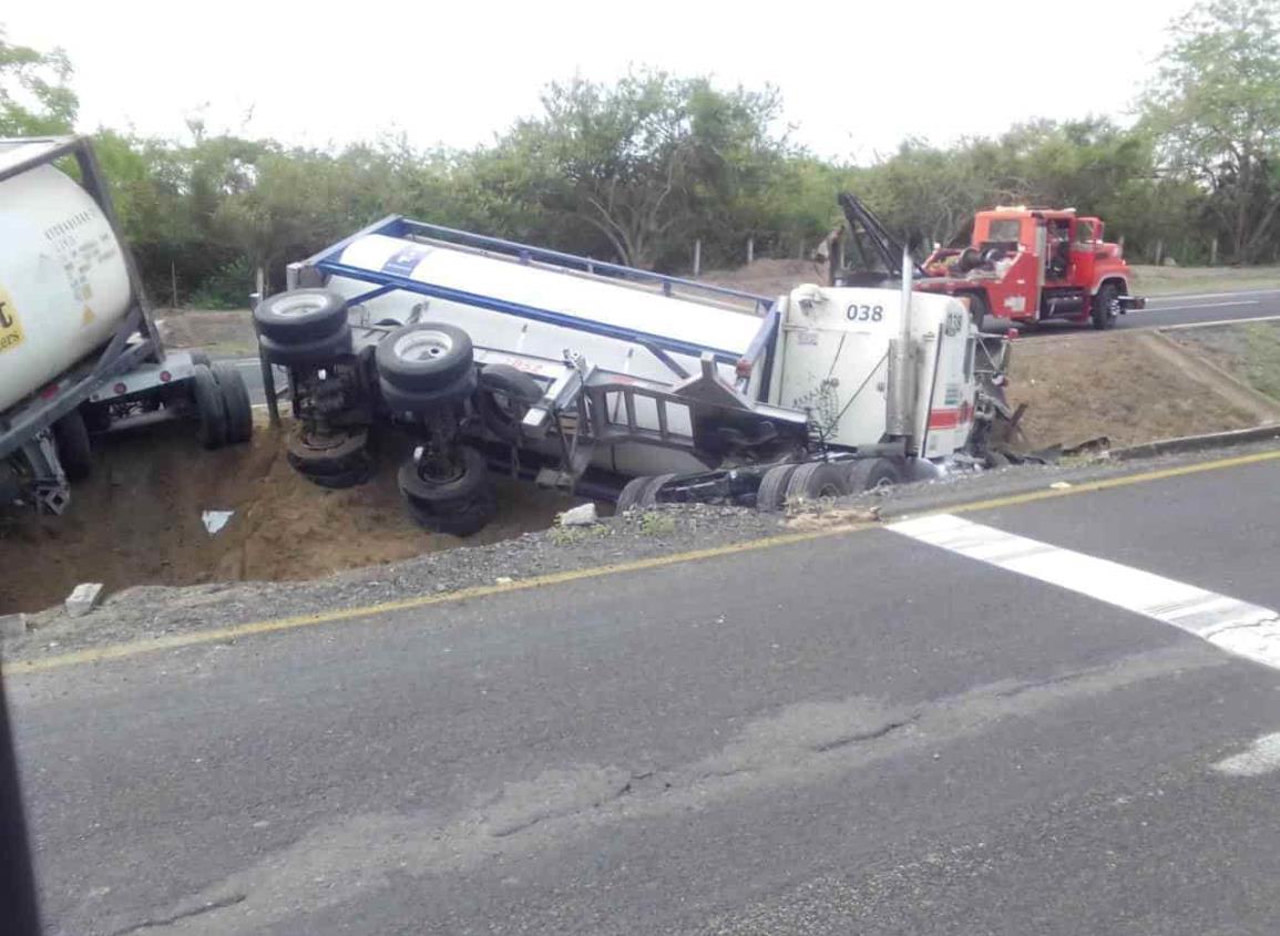 Vuelca tráiler cargado con sustancias tóxicas sobre la autopista Córdoba-Veracruz