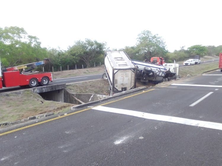 Vuelca tráiler cargado con sustancias tóxicas sobre la autopista Córdoba-Veracruz