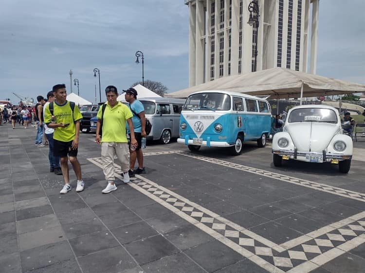 Realizan exhibición de autos clásicos