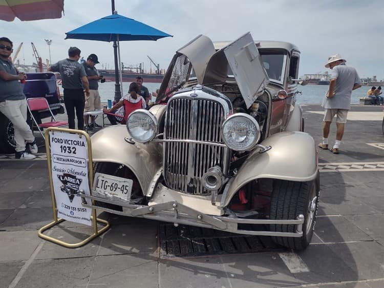 Realizan exhibición de autos clásicos