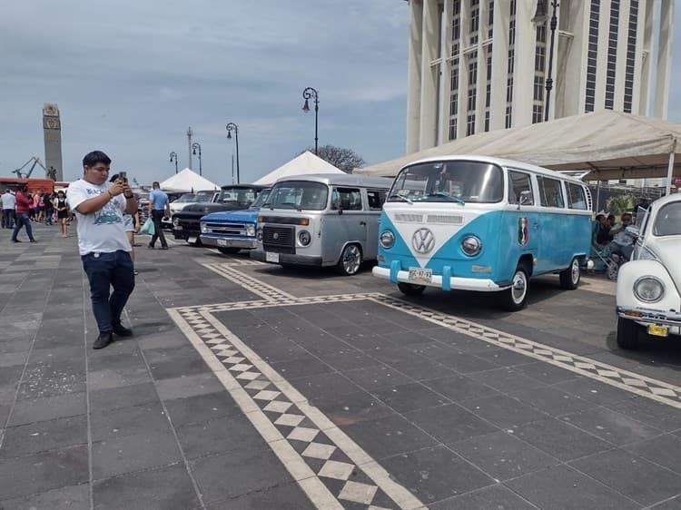 Realizan exhibición de autos clásicos