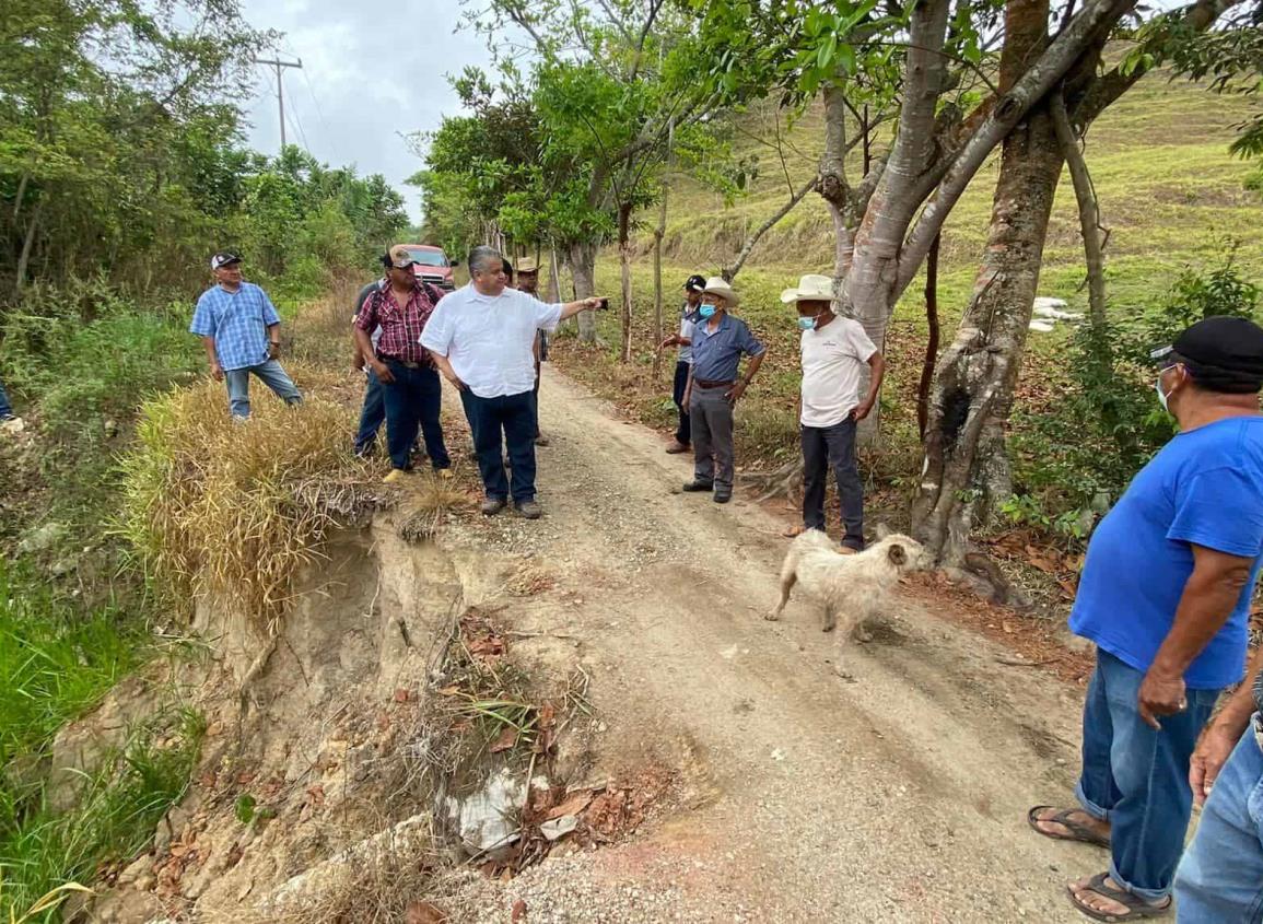 Atienden deslave en camino rural de Moloacán