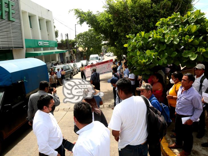 Bloquean avenida en Coatzacoalcos; exigen liberación de activista oaxaqueño