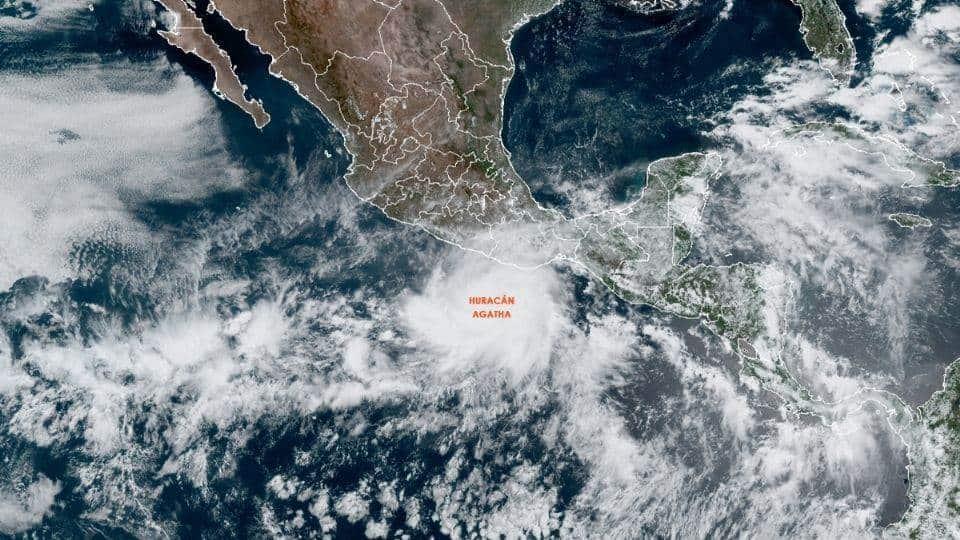 Huracán Agatha pierde fuerza al tocar tierra en Oaxaca y baja a categoría 1