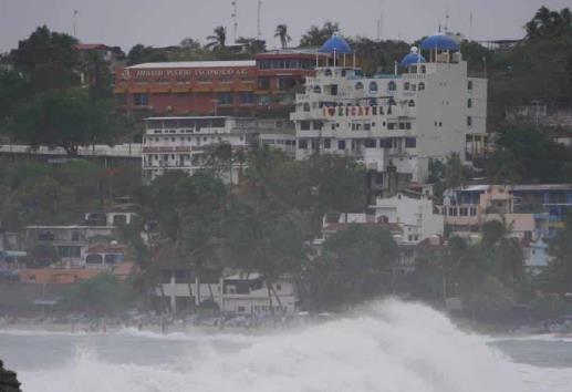 Emiten "alerta máxima" para 75 municipios de Oaxaca por huracán Agatha