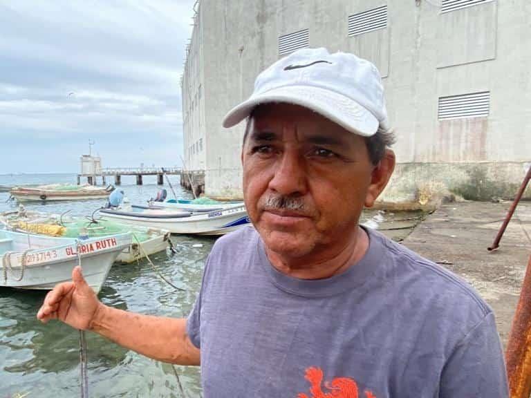 Pescadores atentos para sacar embarcaciones por mal tiempo