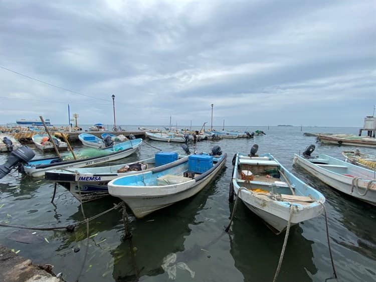 Pescadores atentos para sacar embarcaciones por mal tiempo