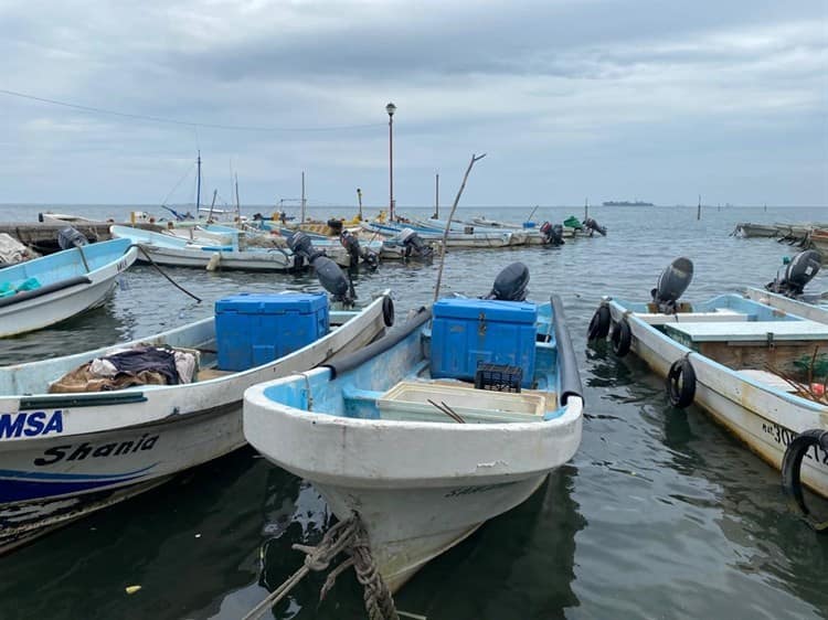 Pescadores atentos para sacar embarcaciones por mal tiempo