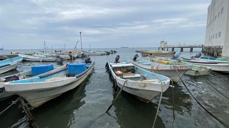 Pescadores atentos para sacar embarcaciones por mal tiempo