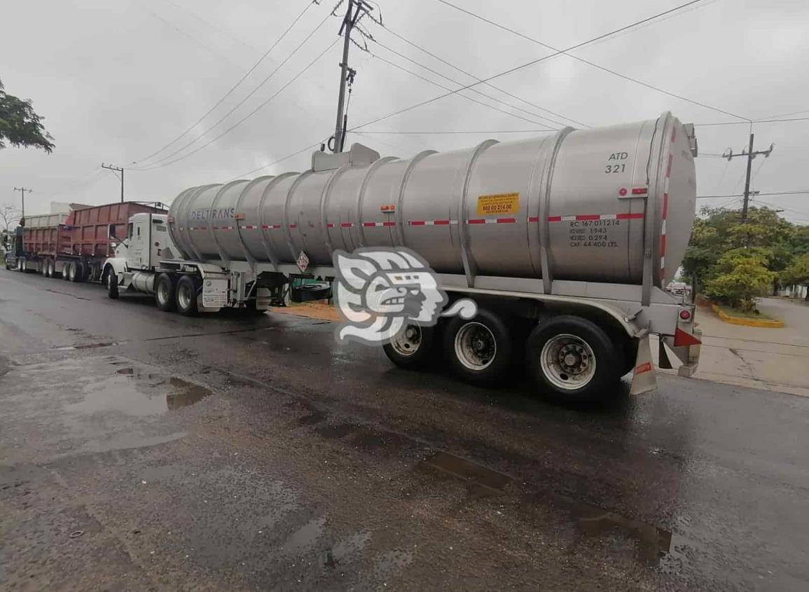 Siguen bloqueando calles los camiones que pretenden ingresar a  API de Coatza