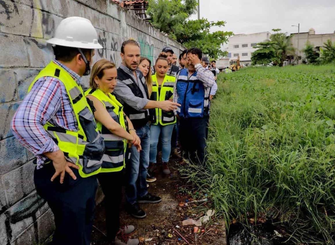 Realizan limpieza y desazolve del canal del Dren B, en Boca del Río