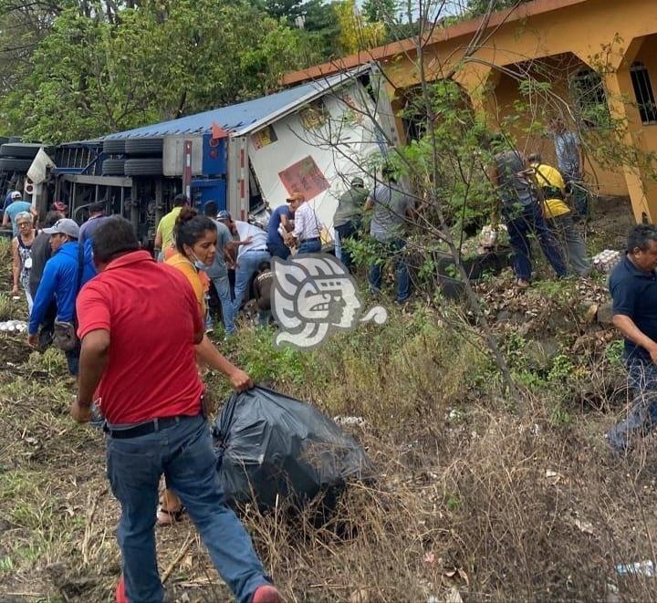 Reportan volcadura de tráiler con cervezas en carretera Córdoba-La Tinaja