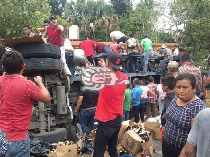 Reportan volcadura de tráiler con cervezas en carretera Córdoba-La Tinaja