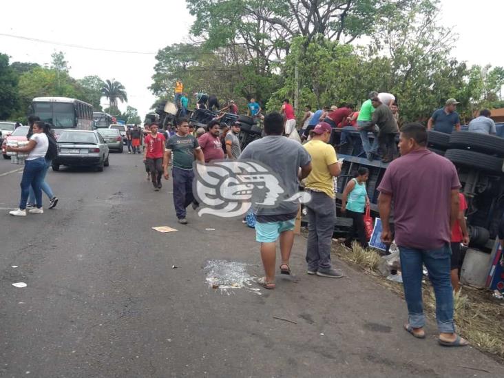 Reportan volcadura de tráiler con cervezas en carretera Córdoba-La Tinaja