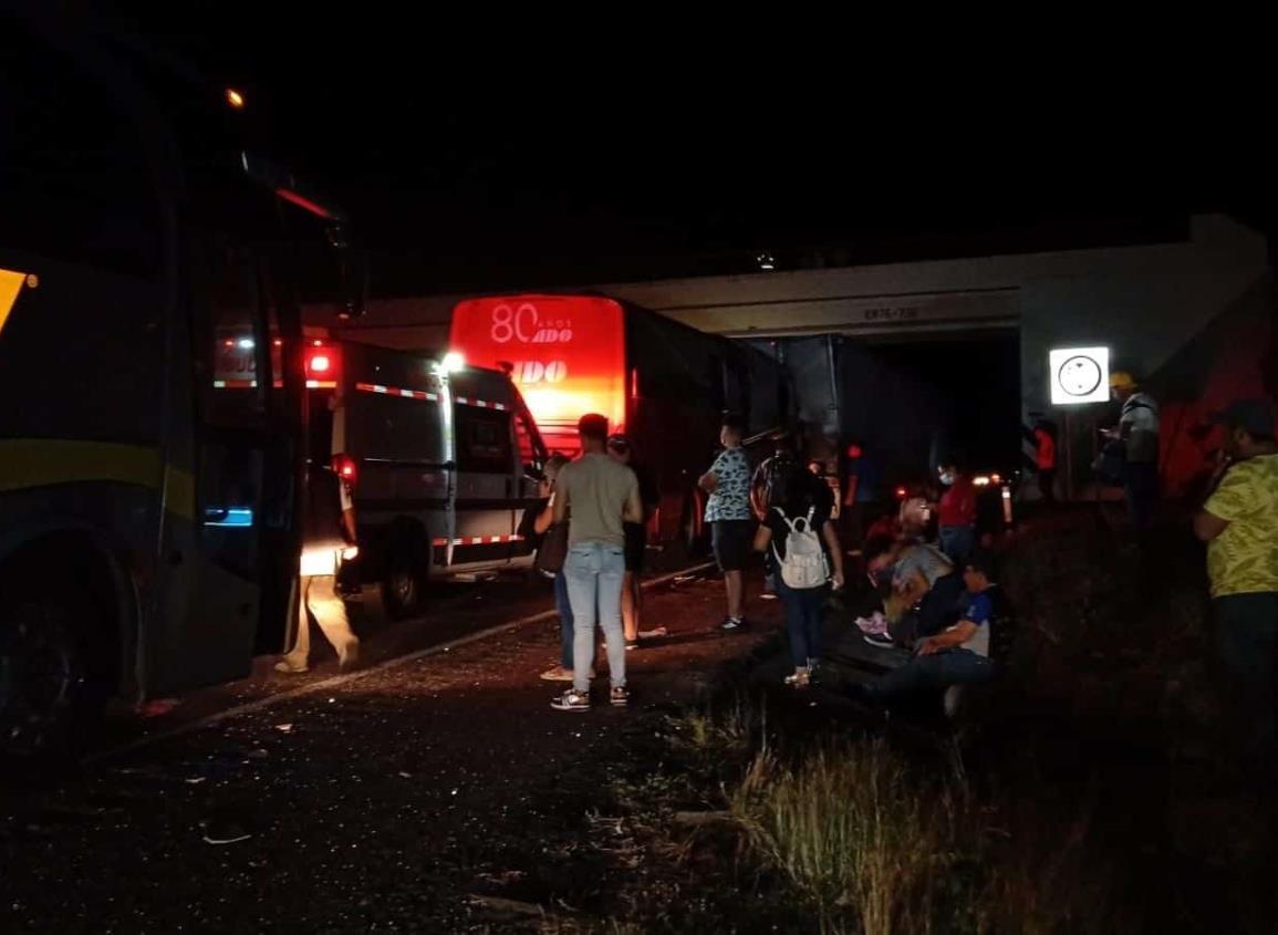 Autobús de pasajeros choca con caja de tráiler en la autopista Córdoba – Veracruz