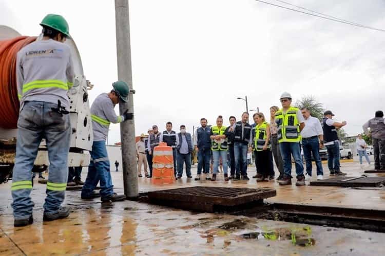 Realizan limpieza y desazolve del canal del Dren B, en Boca del Río