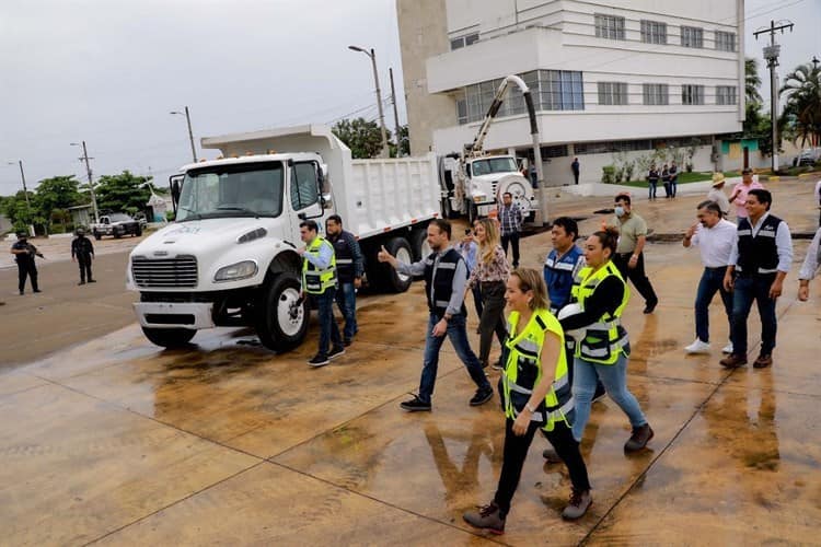 Realizan limpieza y desazolve del canal del Dren B, en Boca del Río